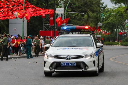 CSGT Hà Nội kịp thời mở đường đưa cháu bé đi cấp cứu