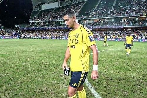 Ronaldo ném băng đội trưởng