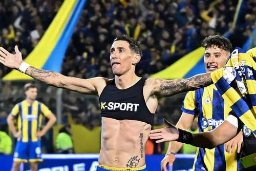 Di Maria lập siêu phẩm sút phạt