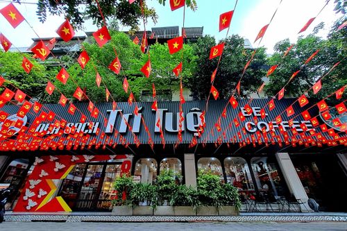 Nhà sách 'chơi lớn' dịp 2/9