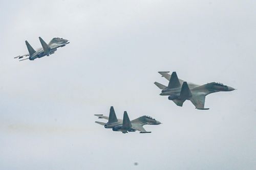 Bầu trời Hà Nội rền vang tiếng trực thăng và Su-30MK2 tập luyện