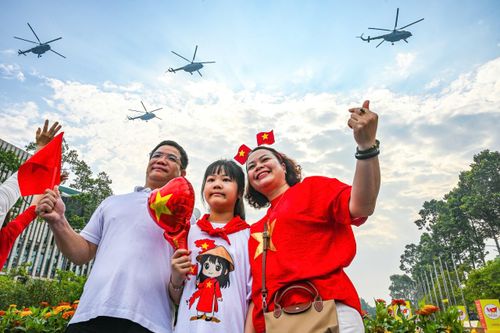 Người dân cổ vũ khi trực thăng, 'hổ mang chúa' bay qua bầu trời Hà Nội