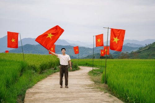 Con đường cờ đỏ sao vàng giữa ruộng bậc thang hút khách ở Sơn La
