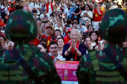 Khối chiến sĩ Pháo binh hô vang: 'Chúc bà con mạnh khỏe'