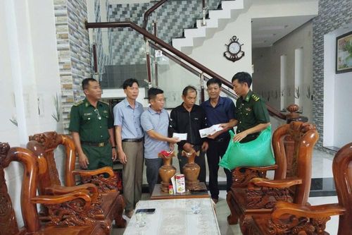 Thăm hỏi, động viên gia đình ngư dân có tàu cá bị cháy
