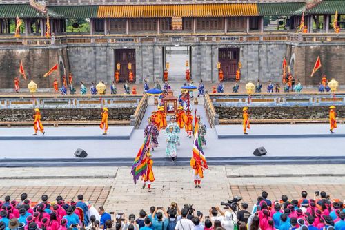 Tái hiện Lễ Truyền lô và tuyên dương 384 'Học sinh danh dự toàn trường'