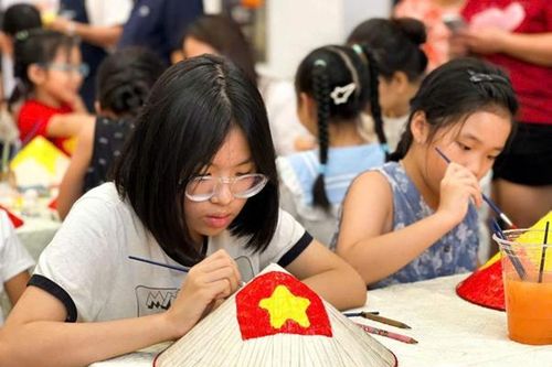 Gen Z Hà Thành và 'cơn sốt' workshop nghệ thuật chào mừng Quốc khánh