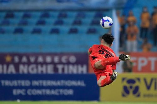 Tin nóng bóng đá Việt Nam hôm nay 24/8: 'Người hùng' HAGL khiêm tốn; HLV Tây Ban Nha động viên cầu thủ Việt kiều
