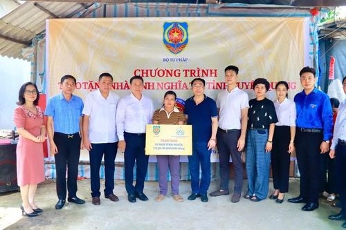 Về nguồn, trao tặng nhà tình nghĩa tại tỉnh Tuyên Quang