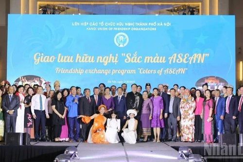 Giao lưu hữu nghị 'Sắc màu ASEAN'