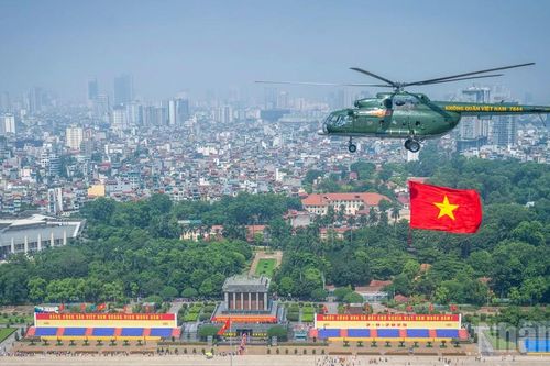 Ấn tượng hình ảnh 31 máy bay tung cánh trên bầu trời Hà Nội trong lần đầu hợp luyện