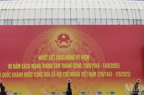 Dàn pháo lễ sẵn sàng 'khai hỏa' cho buổi tổng hợp luyện diễu binh, diễu hành thứ 2 tại sân vận động quốc gia Mỹ Đình