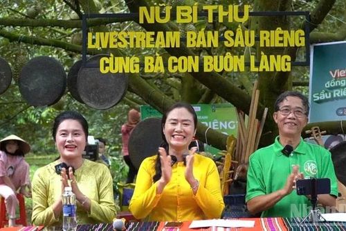 Nữ Bí thư Đảng ủy xã đầu tiên ở Đắk Lắk livestream bán sầu riêng cùng bà con buôn làng