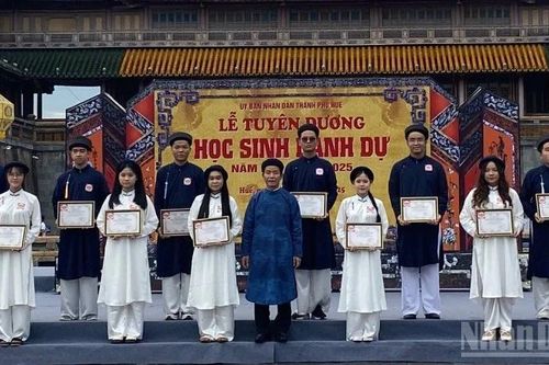 Huế vinh danh học sinh tiêu biểu, tiếp nối truyền thống hiếu học
