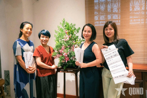 Người kể chuyện bằng hoa