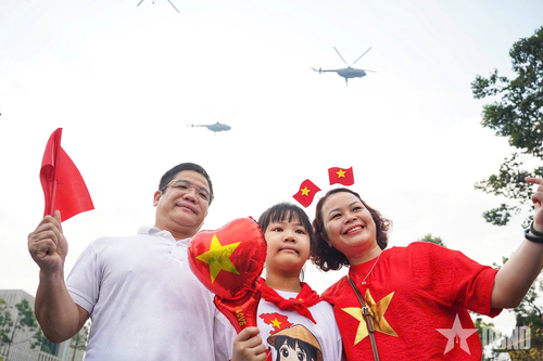 Hàng chục nghìn người xem 'Hổ mang chúa' Su-30MK2 bay luyện tập diễu binh trên Quảng trường Ba Đình