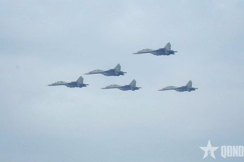 Clip SU-30MK2 cùng trực thăng Mi hợp luyện trên bầu trời Hà Nội