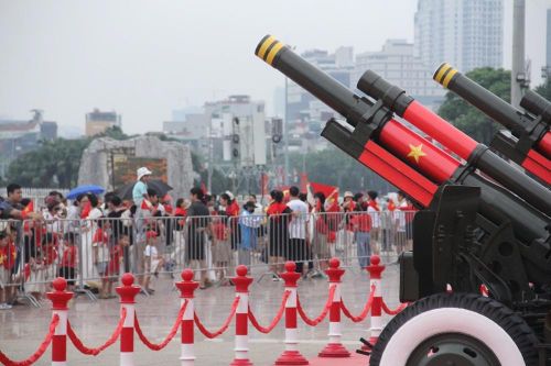 Người dân hào hứng đổ về sân Mỹ Đình chiêm ngưỡng dàn pháo lễ