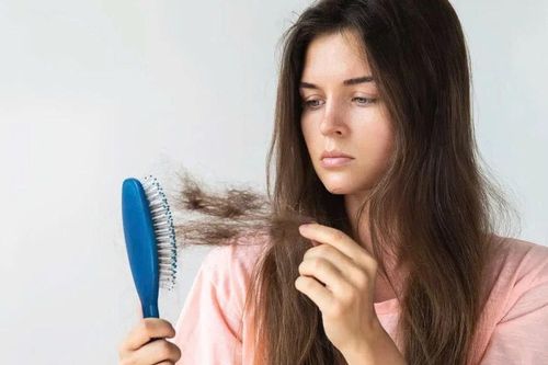 Vì sao phụ nữ dễ rụng tóc, cách khắc phục hiệu quả