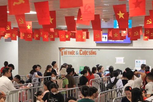 Ga đường sắt trên cao lập rào, phân luồng bán vé... tránh ùn tắc