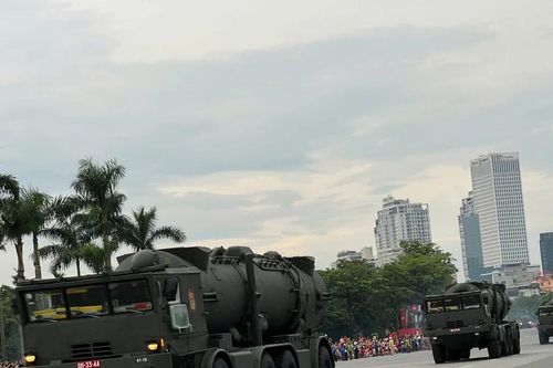 Người dân háo hức xem dàn khí tài di chuyển về trung tâm Hà Nội