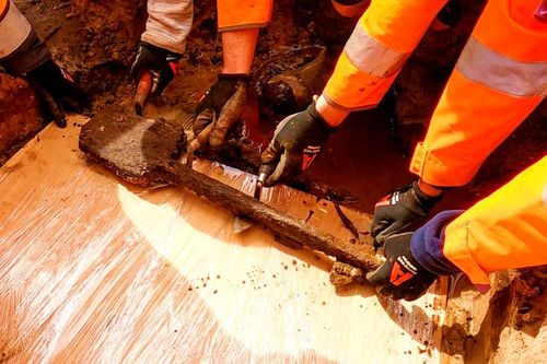 Phát hiện chiếc xẻng gỗ 3.000 năm Thời Kỳ Đồ Đồng hiếm có