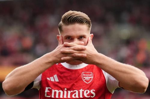 Arsenal thắng lớn, chiếm đỉnh bảng Ngoại hạng Anh