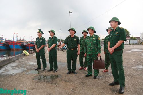 Đoàn công tác Bộ Tư lệnh BĐBP kiểm tra công tác phòng chống bão số 5 tại cảng cá Lạng Bạng