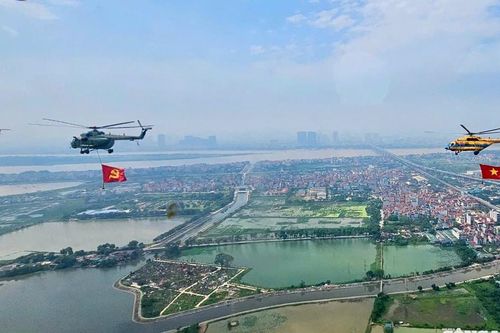 Chiêm ngưỡng trực thăng treo cờ Tổ quốc, 'hổ mang chúa' Su-30MK2 gầm rú trên bầu trời Thủ đô