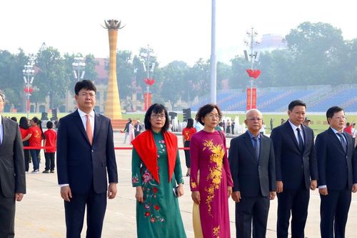 Đoàn đại biểu Bộ Tư pháp dâng hương tưởng niệm và báo công trước Anh linh Chủ tịch Hồ Chí Minh