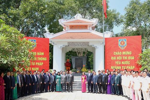 Đoàn đại biểu Bộ Tư pháp về nguồn tại Khu di tích lịch sử Bộ ở Tuyên Quang