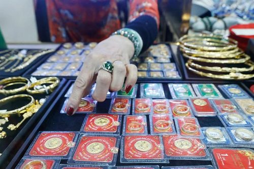 Giá vàng trên đỉnh cao, USD 'hạ nhiệt'