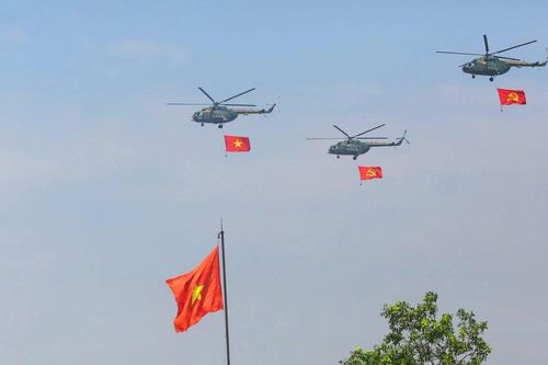 Trực thăng treo cờ bay qua Ba Đình, tiêm kích nhào lộn giữa trời Hà Nội