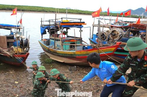 Người dân căng mình 'chạy đua' chống bão số 5