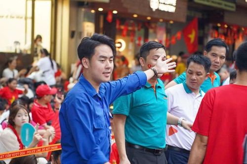 'Áo xanh' phân luồng, hỗ trợ bà con xem tổng hợp luyện