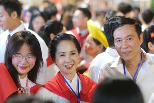 Người dân đứng kín phố Quán Thánh cổ vũ nghệ sĩ tổng hợp luyện diễu hành A80