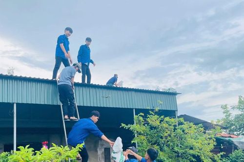 Thanh niên chằng chống giúp người dân ứng phó bão số 5