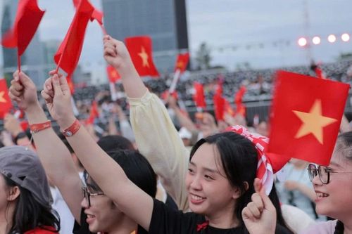 Trang phục yêu nước phủ đỏ concert Sao nhập ngũ