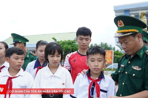 Đồng hành cùng học sinh nghèo trong năm học mới