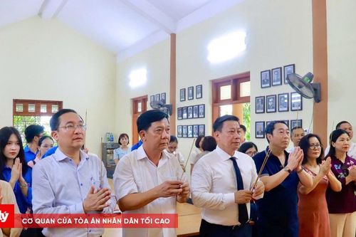 Về nguồn, trao tặng nhà tình nghĩa tại tỉnh Tuyên Quang