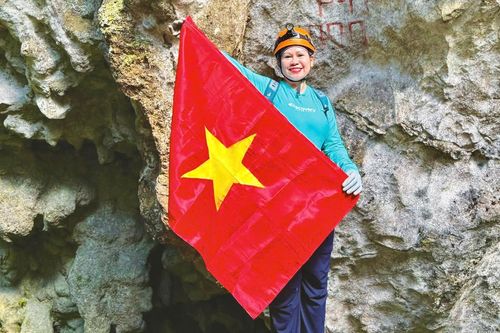 Nữ du khách Hà Nội mang cờ Tổ quốc chinh phục hang Sơn Đoòng, xúc động tột cùng