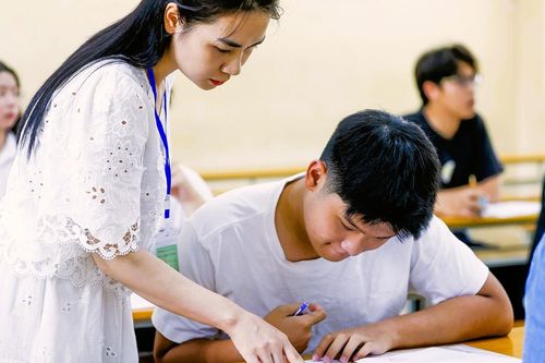 Trường ĐH Ngoại thương lý giải việc điểm chuẩn năm 2025 'lạ' chưa từng có