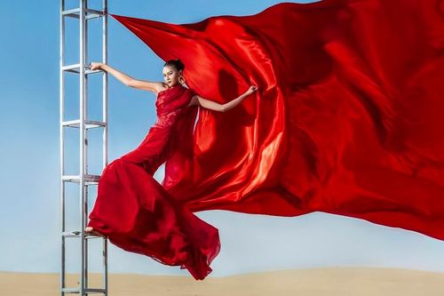 Siêu mẫu Thanh Hằng vắng mặt, thí sinh liều lĩnh đu người trên giàn giáo tạo dáng