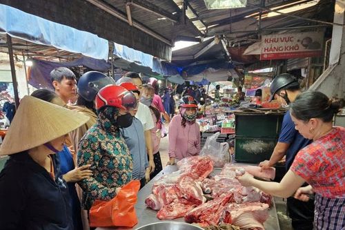 Trước bão số 5, người dân Nghệ An đổ xô mua nhu yếu phẩm