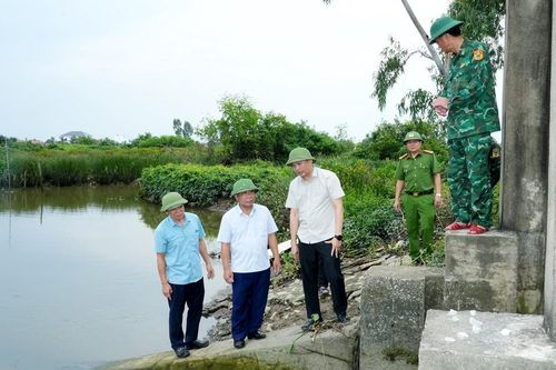 Phó Chủ tịch Ủy ban nhân dân tỉnh Nguyễn Văn Đệ kiểm tra, chỉ đạo công tác ứng phó bão số 5
