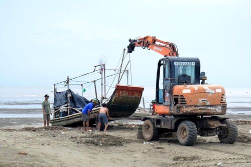Trước giờ bão số 5 đổ bộ: Người dân Nghệ An chủ động kéo bè mảng lên bờ, gặt lúa chạy lũ