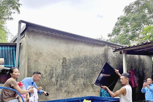 Xóm chài sát sông Lam di dời khẩn cấp tránh bão số 5
