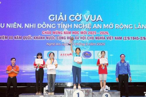 Trao giải cho các kỳ thủ tham gia Giải Cờ vua Thiếu niên, nhi đồng tỉnh Nghệ An lần thứ I