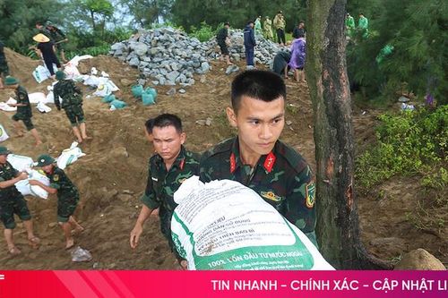 Hàng trăm chiến sĩ bộ đội, công an Hà Tĩnh tập trung gia cố đê biển