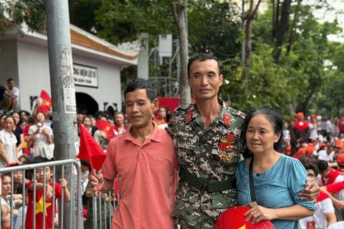 Mẹ chiến sỹ đi từ 4 giờ sáng, may mắn gặp được con trước giờ hợp luyện
